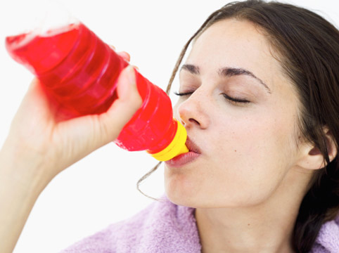 ¿Es aconsejable tomar agua con vitaminas?