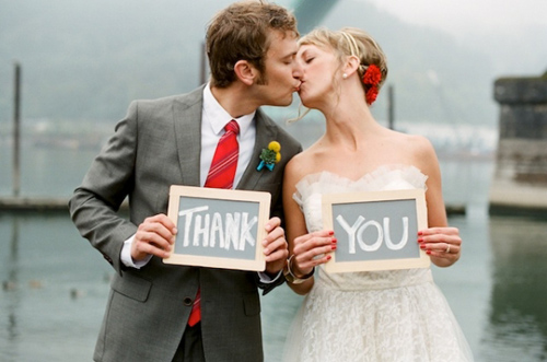 bride-and-groom-holding-thank-you-sign